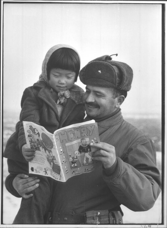 Turkishsoldierandyounggirlduringkoreanwar1951.jpg